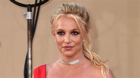 Video Britney Spears Despide El Verano En Topless Y A Bordo De Un