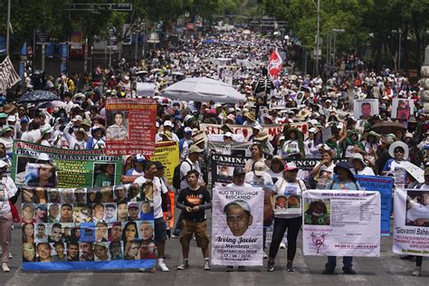 Miles de mujeres salen a protestar en el Día de la Madre en México