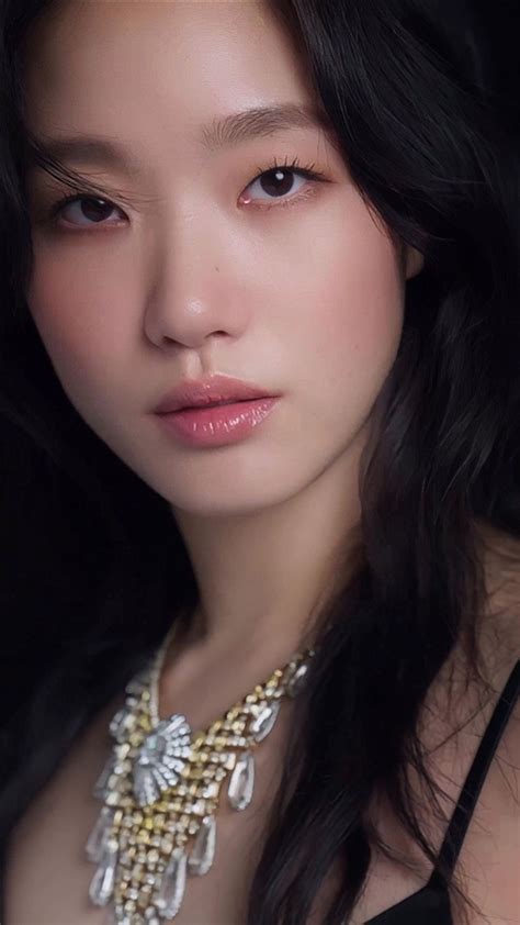 Pin oleh Ggonekim9191 di Kim Go Eun for Vogue korea | Trik makeup