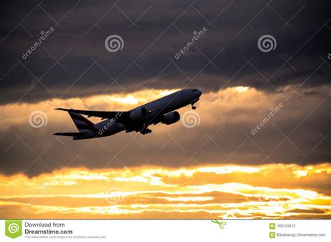 Silueta Del Aeroplano En La Puesta Del Sol Foto De Archivo Editorial