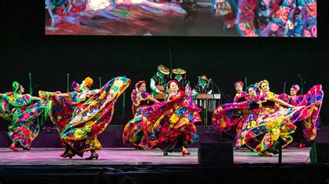 Se Luce El Ballet Folkl Rico De La Universidad De Guanajuato En Su