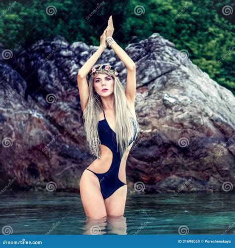 Portrait D une Femme Blonde Sensuelle En Mer Image stock Image du modèle renivellement 31698089