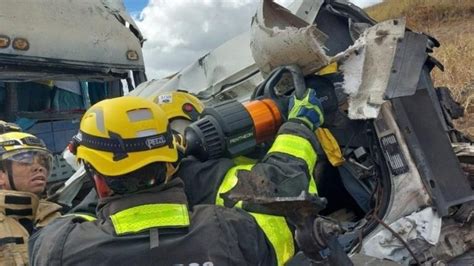 Quatro Pessoas Morrem E Ficam Feridas Ap S Batida Entre Carreta E