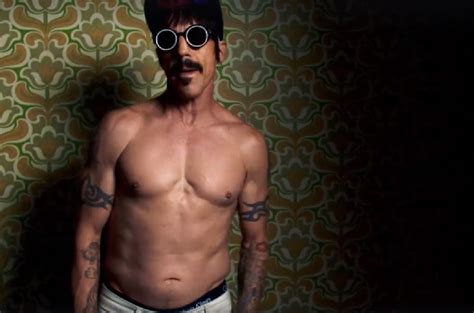 Garotas Arrasam No Skate Em Novo Clipe Do Red Hot Chili Peppers Assista Agora V Rgula
