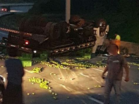 G1 Caminhão Tomba Na Rodovia Bandeirantes E Espalha Carga De Limão