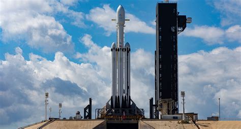 SpaceX's Falcon Heavy to attempt triple-booster landing at 8pm ET tonight