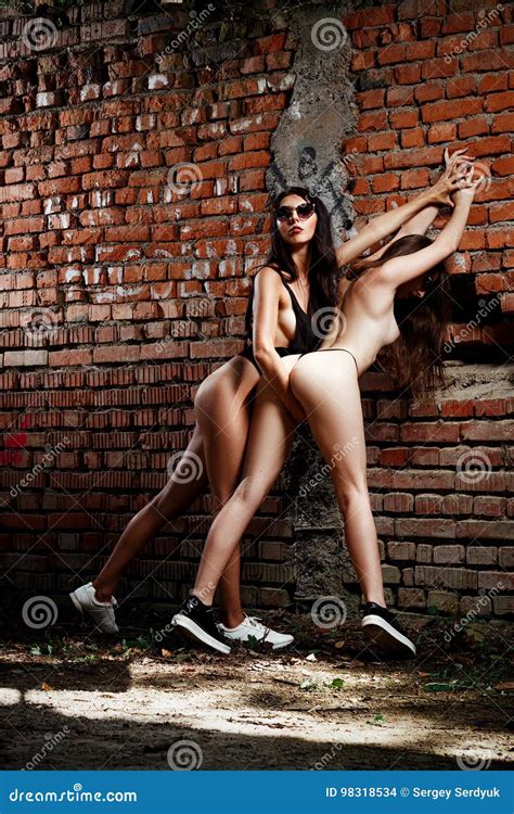 Due Ragazze O Donne Mezzo Nude Posanti Appassionato Vicino Ad Un