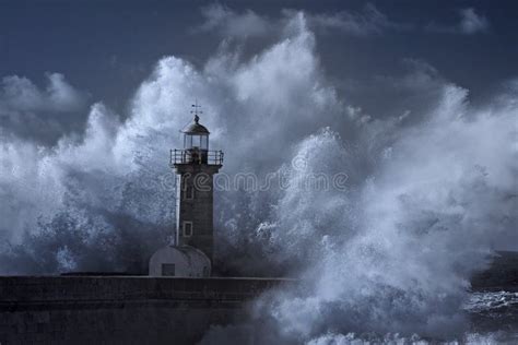 Onda Grande Sobre O Farol Velho Foto De Stock Imagem De Tempestade