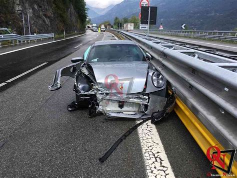 Quassolo Autostrada A Perde Il Controllo E La Vettura Si Schianta