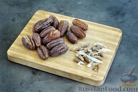 Рецепт: Финики с творогом и миндалем на RussianFood.com