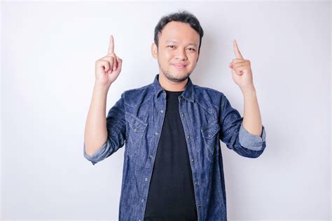 Premium Photo Smiling Handsome Asian Man Pointing Finger Up To Empty