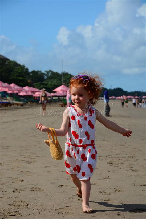 La Petite Fille Rousse Mignonne Court Sur La Plage De Bali Image Stock