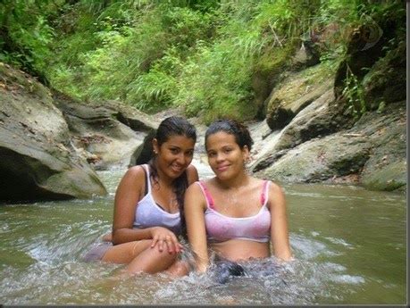 Sri Lankan Hot Sexy Girl Bathing Hot Sexy Photos