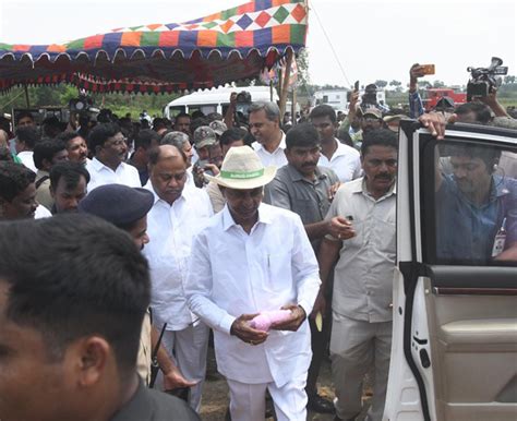 Cm Kcr పంట నష్టాన్ని పరిశీలించిన సీఎం కేసీఆర్‌ Cm Visited Crops In