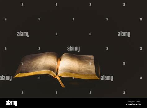 La biblia abierta con luz fotografías e imágenes de alta resolución Alamy