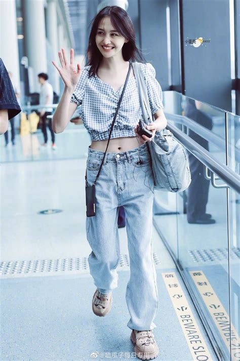 Zheng Shuang 2019 Mom Jeans Fashion Chinese Actress