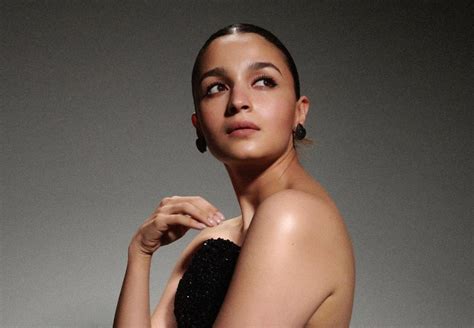 Alia Bhatt Wins Best Female Actor At Filmfare Awards 2023 | Harper's ...