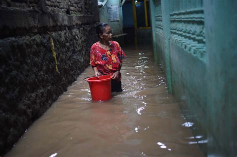 FOTO Banjir Rendam Permukiman Di Kampung Melayu