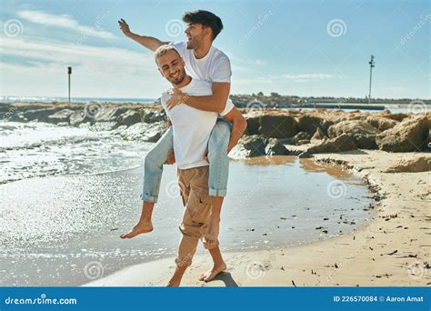 Encantadora Pareja Gay En Paseo En La Playa Foto De Archivo Imagen De Feliz Paseo