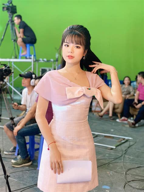 Hot girl chân ngắn đài truyền hình lên sóng mặc kín đáo ra khỏi trường quay diện bikini bốc lửa