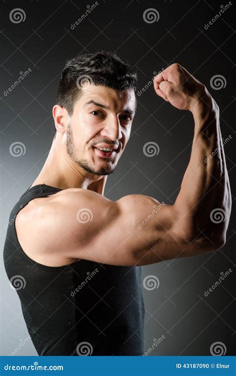 Levantamento Muscular Do Homem Foto De Stock Imagem De Homem