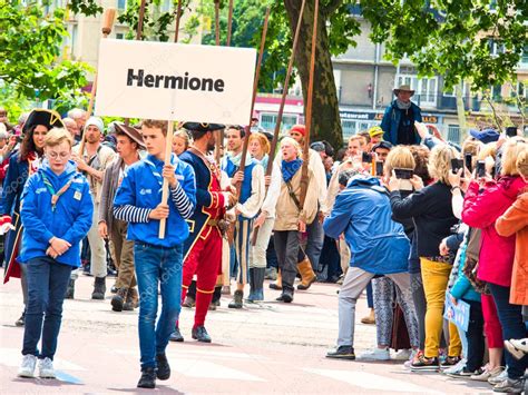 ROUEN FRANCIA JUNIO Circa 2019 Marineros No Identificados Desfilan