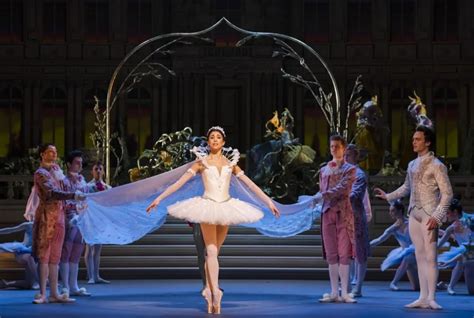 Review The Royal Ballets New Cinderella A Fresh Look For The 21st