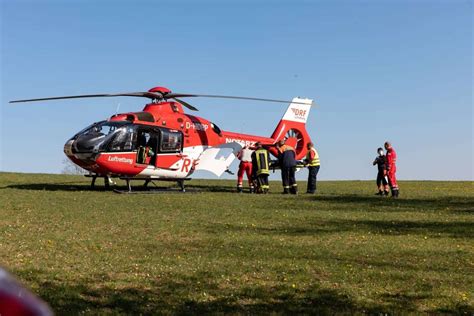 Hildburghausen Mann Bei Forstarbeiten Von Traktor Berrollt Schwer