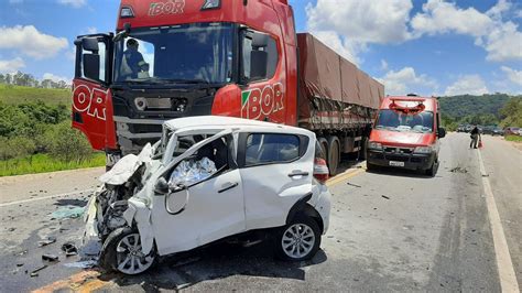 Homem Morre Ap S Batida Entre Carro E Carreta Na Br Em Barbacena