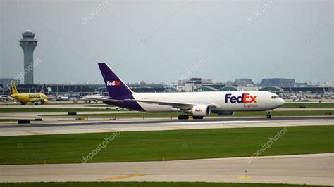 Chica Estados Unidos De Julio De Un Avi N De Carga Fedex