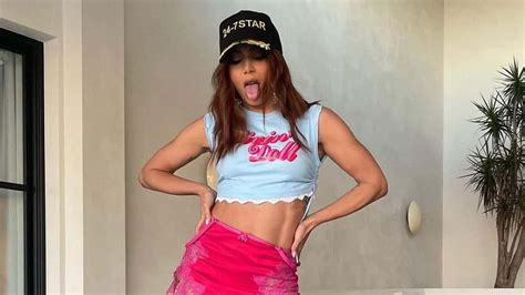 Anitta é flagrada aos beijos galã da Netflix veja vídeo