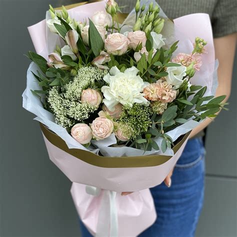 Букет из эустомы, маттиолы, кустовой розы, альстромерии и трахелиума ...