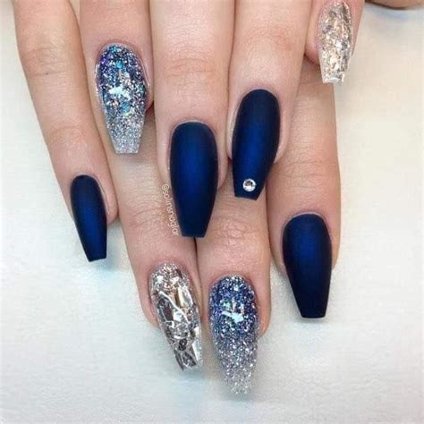 Diseños De Uñas Color Azul Marino Mate Ideas de manicura en tonos