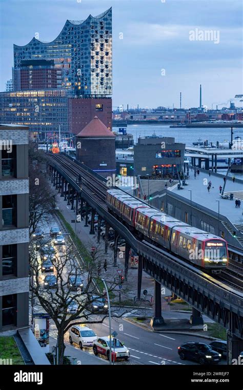 Hafen Hamburg Hochbahn fährt entlang der Elbpromenade vom zum