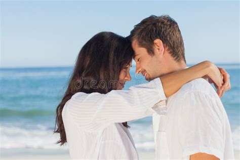 Jeunes Couples Romantiques Sembrassant Dehors Sous Le Soleil Photo Stock Image Du Positivité