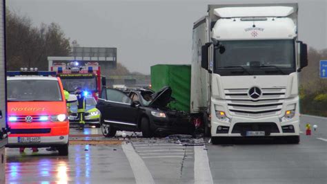 Tödlicher Unfall auf der A44 zwischen Werl und Unna Auto fährt in Lkw