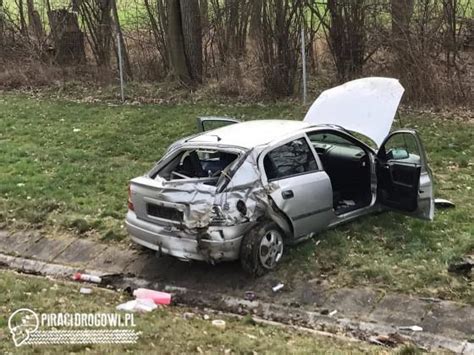 Groźny wypadek na autostradzie A4 Dwa samochody dachowały poza drogą