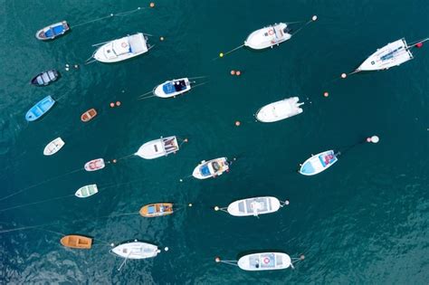 Vista aérea de arriba hacia abajo de yates y barcos amarrados en un