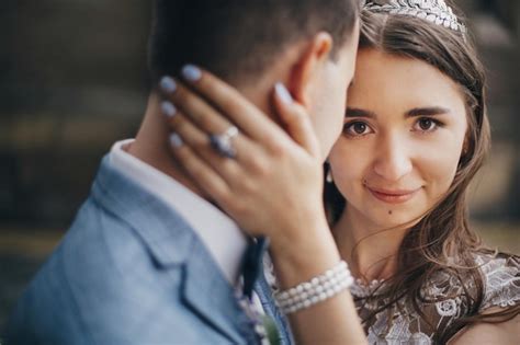 Retratos De Lindo Casal De Noivos Sensuais Abra Ando Se Suavemente Na