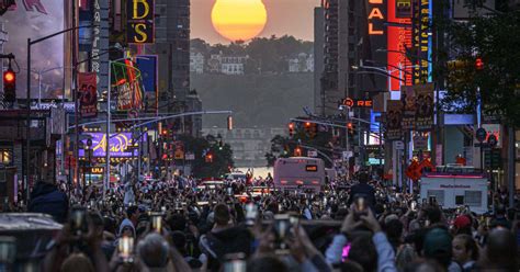 Un Canal De Venise Vire Au Vert Fluo Le Manhattanhenge Les Images