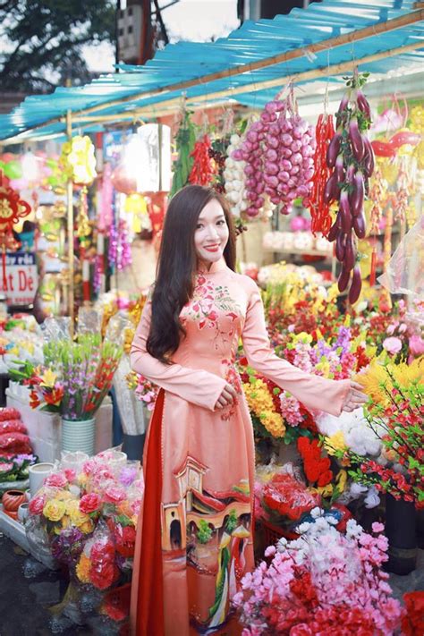 Hot girl vườn đào thướt tha trong tà áo dài