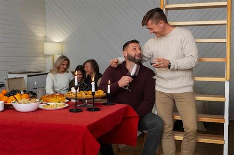 Pareja Gay Pasando Tiempo Con La Familia Foto Gratis