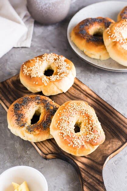 Bagels Aux Graines De Pavot Et Sésame Sur Le Plateau Et Beurre Dans Un