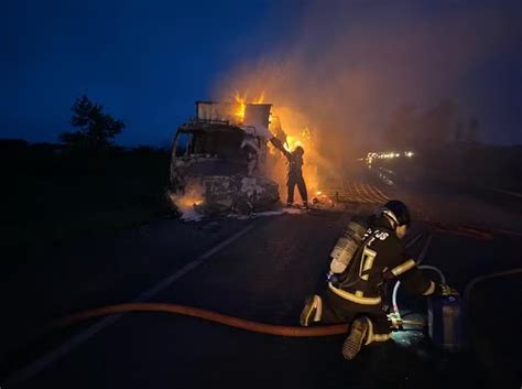 Homem Morre Carbonizado Ap S Batida Frontal Entre Carro E Caminh O Em