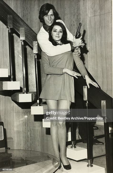 Music Singer Barry Gibb With His Girlfriend Linda Gray Barry Is A News Photo Getty Images