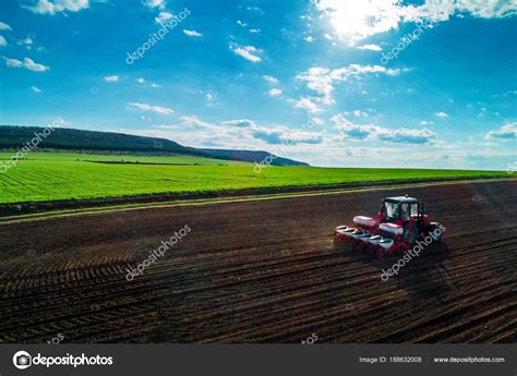 Vista A Rea De Los Tractores Que Trabajan En El Campo De Cosecha Foto