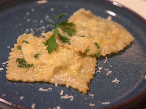 Ravioli Mit Lachs Basilikum F Llung Und Pilzf Llung In Butter