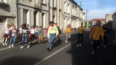 Les collégiens de Jules Michelet dans la rue pour danser Vidéo