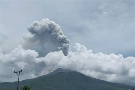 Berstatus Awas Gunung Lewotobi Laki Laki Kembali Erupsi Lontarkan Abu