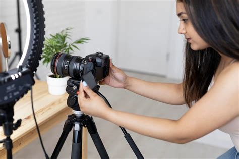 Free Photo Makeup Artist Vlogging Her Tutorials